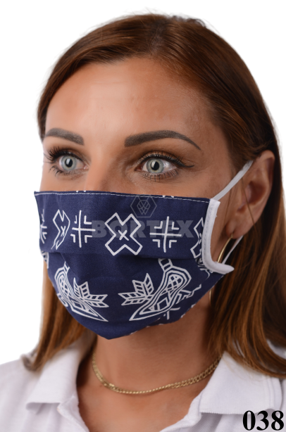 Rúško antibakteriálne-BORT ,dvojvrstvové-1vrstva(100%bavlna), 1vrstva (100%polyester s iónmi striebra)-s čičmanským vzorom  (biele s tm.modrým  podkladom) 038 - VYROBENÉ NA SLOVENSKU