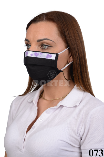 Antibakteriálne ozdobné bavlnené rúško BORT, dvojvrstvové-1vrstva(100%bavlna), 1vrstva (100%polyester s iónmi striebra) motív fialové srdiečka na striebornom podklade (čierne) 073 - VYROBENÉ NA SLOVENSKU