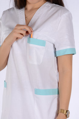 Košeľa chirurgická 02- dámska  - biela so zeleným  lemom- VYROBENÉ NA SLOVENSKU