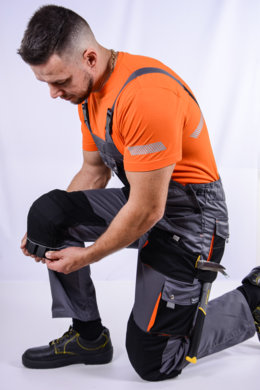 Nohavice pánske pracovné, na traky, model SAMO - sivo-oranžové- VYROBENÉ NA SLOVENSKU