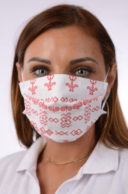 Ochranné antibakteriálne rúško s iónmi striebra B03- BORTEX, slovenský výrobok, dvojvrstvové-1.vrstva(100%bavlna), 2.vrstva (100%polyester s iónmi striebra) čičmanský vzor s červeným na bielom podklade 036