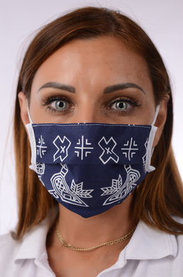 Rúško antibakteriálne-BORT ,dvojvrstvové-1vrstva(100%bavlna), 1vrstva (100%polyester s iónmi striebra)-s čičmanským vzorom  (biele s tm.modrým  podkladom) 038 - VYROBENÉ NA SLOVENSKU