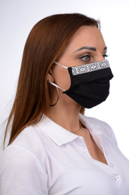 Antibakteriálne ozdobné bavlnené rúško BORT, dvojvrstvové-1vrstva(100%bavlna), 1vrstva (100%polyester s iónmi striebra)  ľudový motív (čierne) 063 - VYROBENÉ NA SLOVENSKU