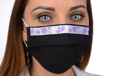 Antibakteriálne ozdobné bavlnené rúško BORT, dvojvrstvové-1vrstva(100%bavlna), 1vrstva (100%polyester s iónmi striebra) motív fialové srdiečka na striebornom podklade (čierne) 073 - VYROBENÉ NA SLOVENSKU